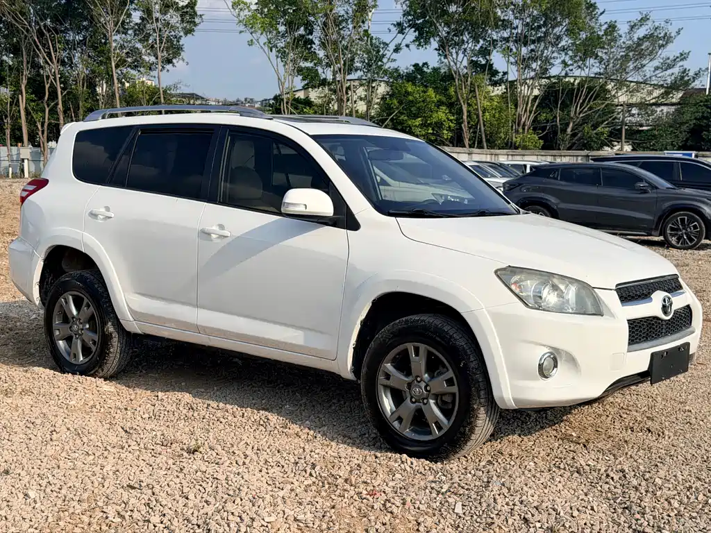 Toyota RAV4 2012 — фото 3