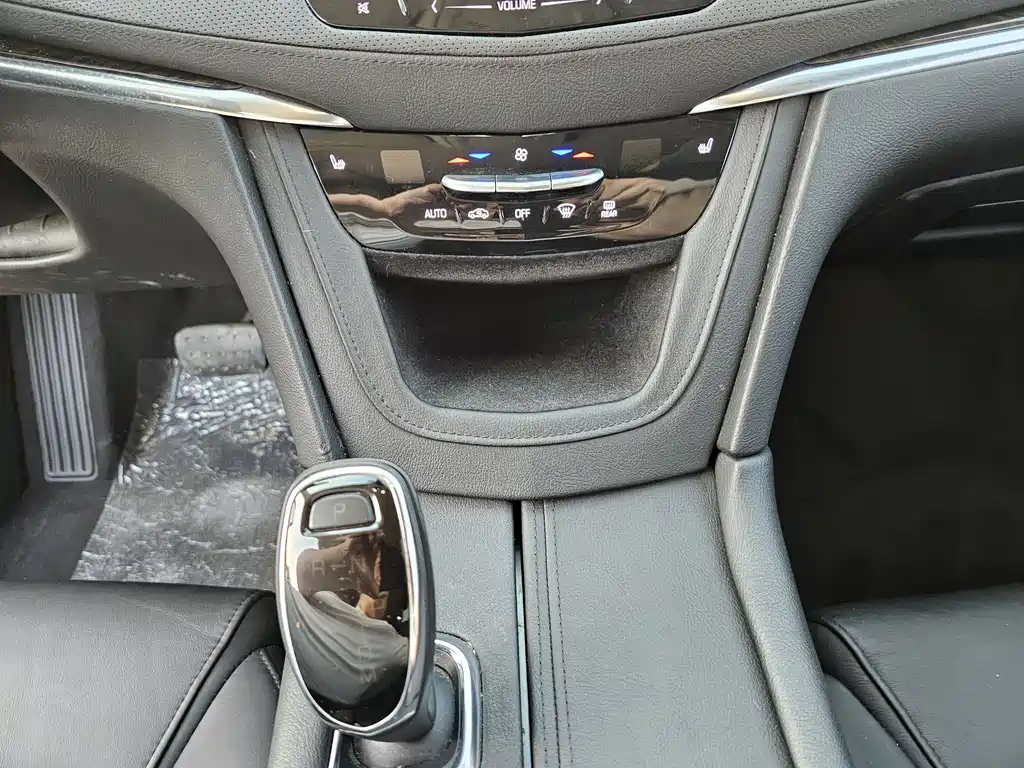 Cadillac XT5 2017 — фото 15