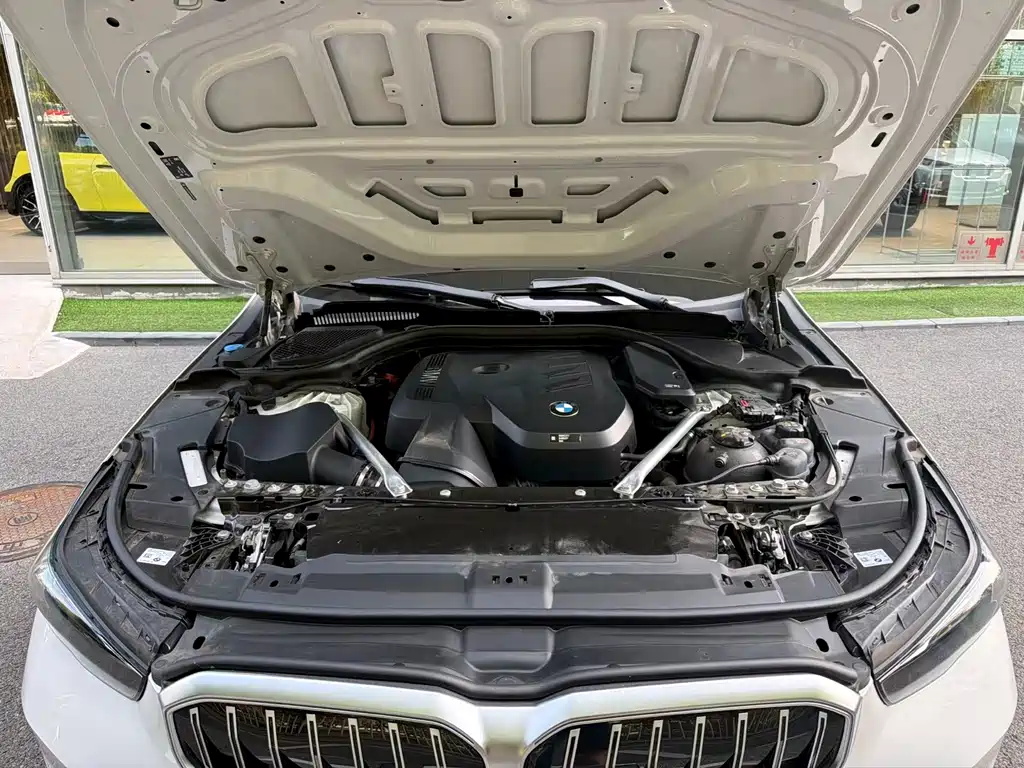 BMW 5 Series 2025 — фото 13
