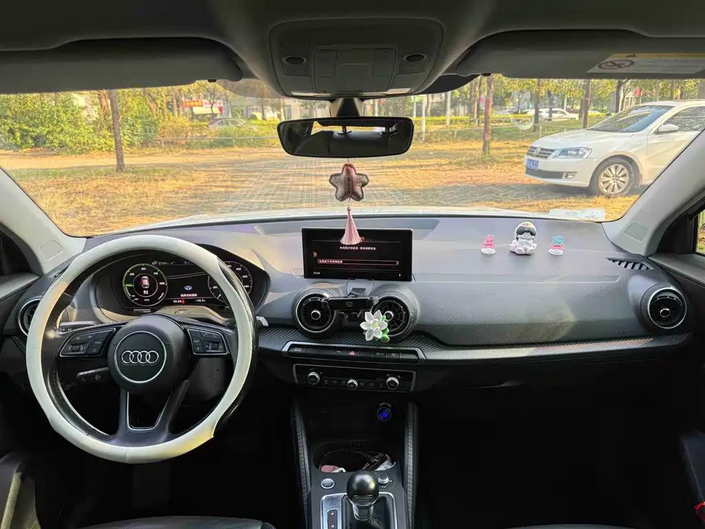 Audi Q2L E-Tron 2020 — фото 18