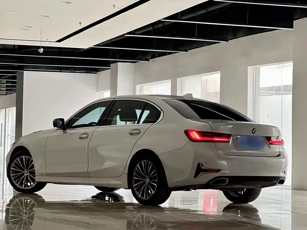 BMW 3 Series 2019 — фото 9
