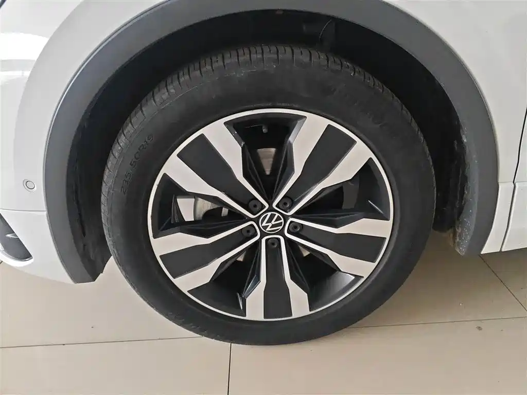 Volkswagen Tiguan L 2023 — фото 25
