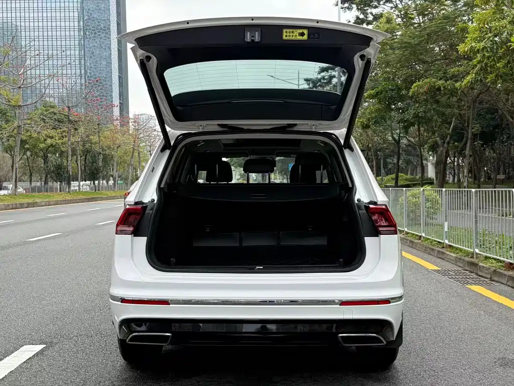 Volkswagen Tiguan L Plug-In Hybrid 2021 — фото 18
