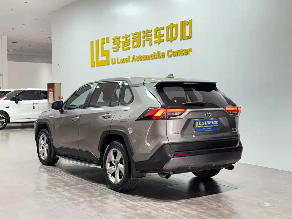 Toyota RAV4 2021 — фото 4