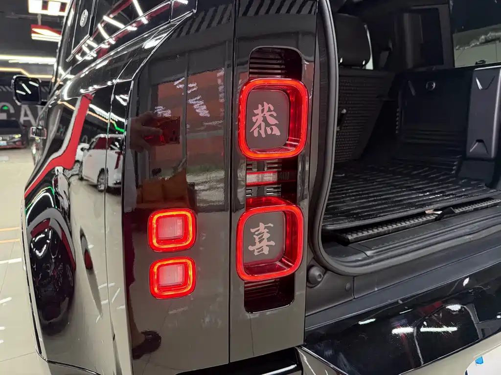 Land Rover Defender 2023 — фото 11