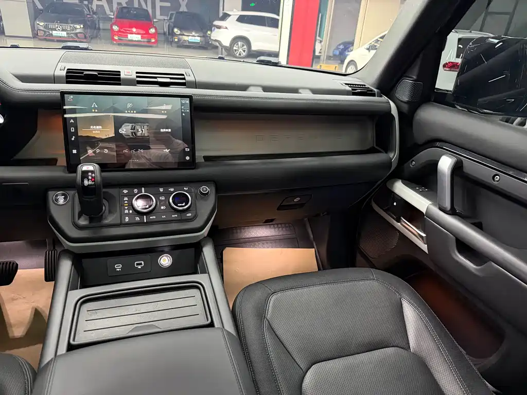 Land Rover Defender 2023 — фото 28