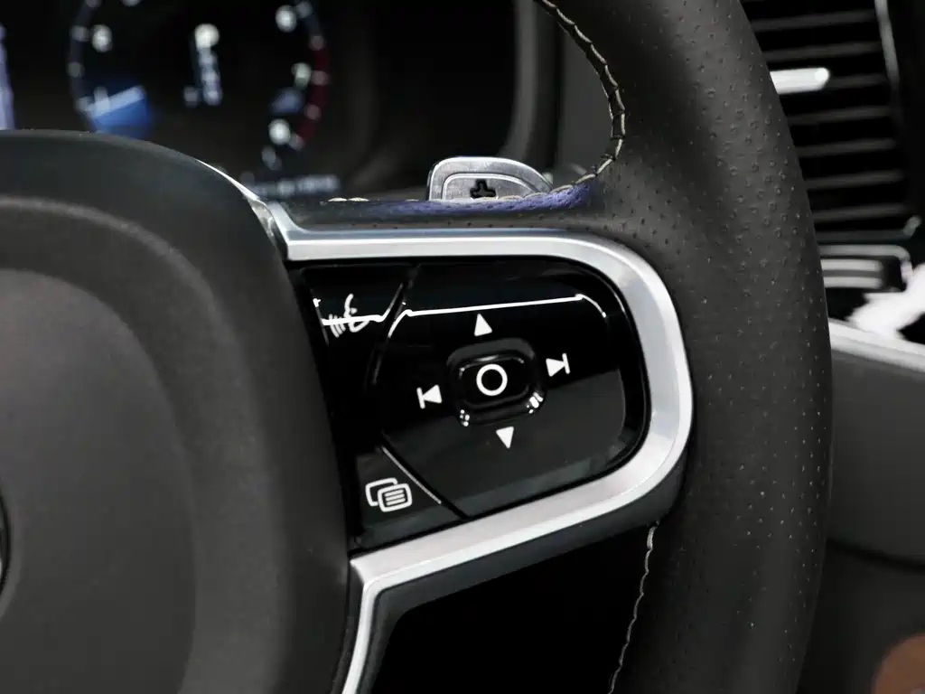 Volvo XC90 2018 — фото 26