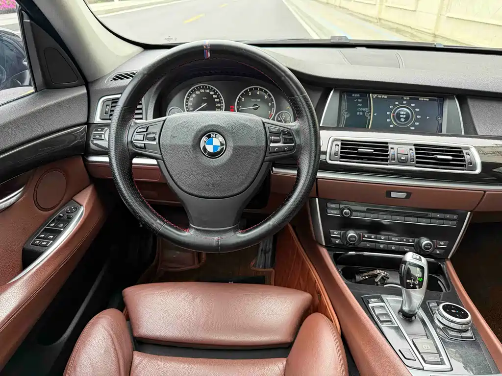 BMW 5 Series GT 2011 — фото 9