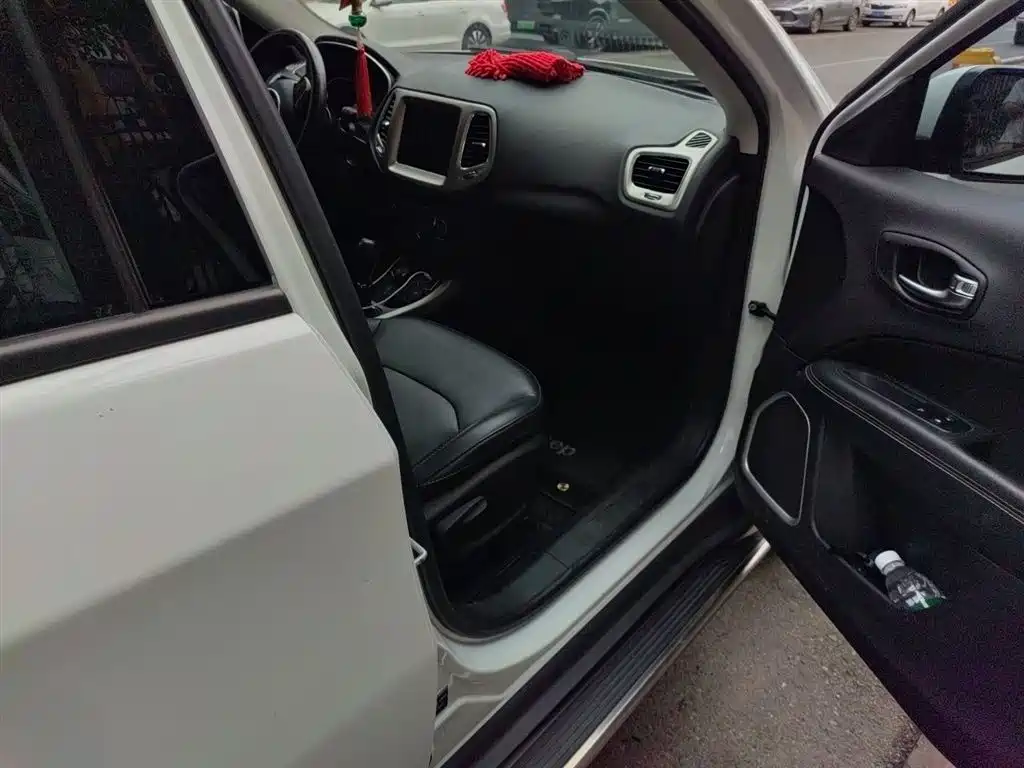 Jeep Compass 2018 — фото 20