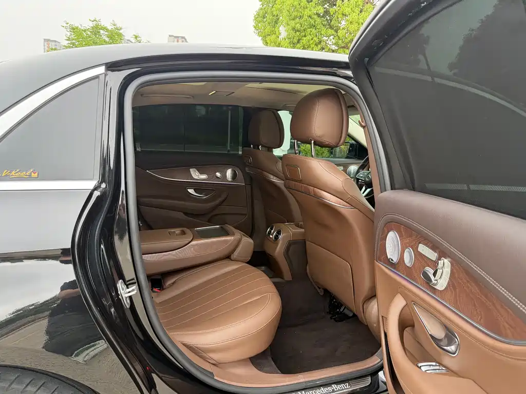 Mercedes-Benz E-Class 2019 — фото 18