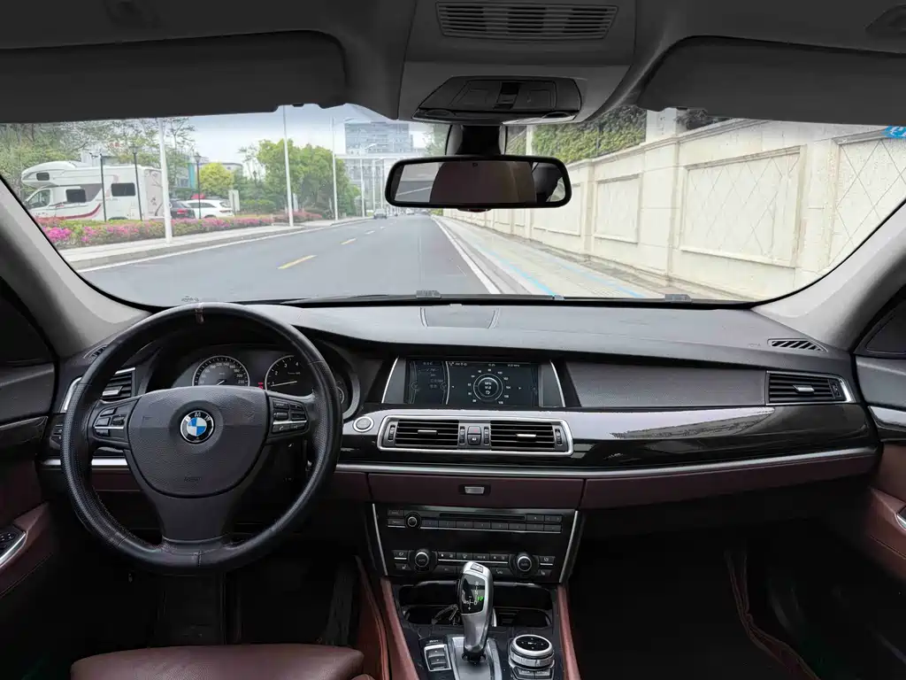 BMW 5 Series GT 2011 — фото 8