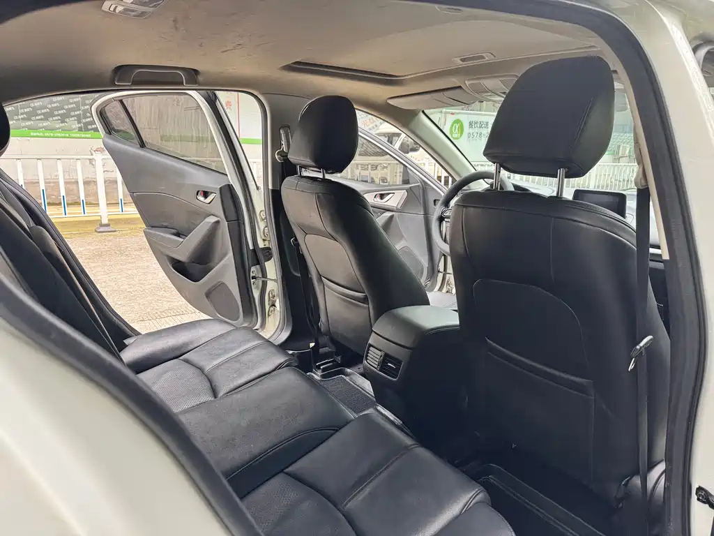 Mazda 3 Axela 2018 — фото 12