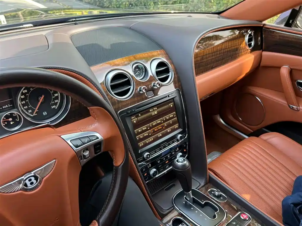 Bentley Flying Spur 2018 — фото 8