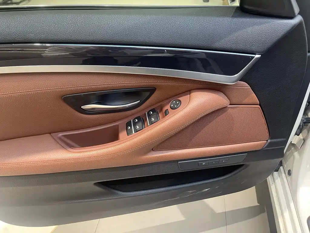 BMW 5 Series 2016 — фото 20