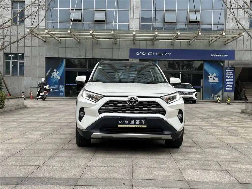Toyota RAV4 2021 — фото 2
