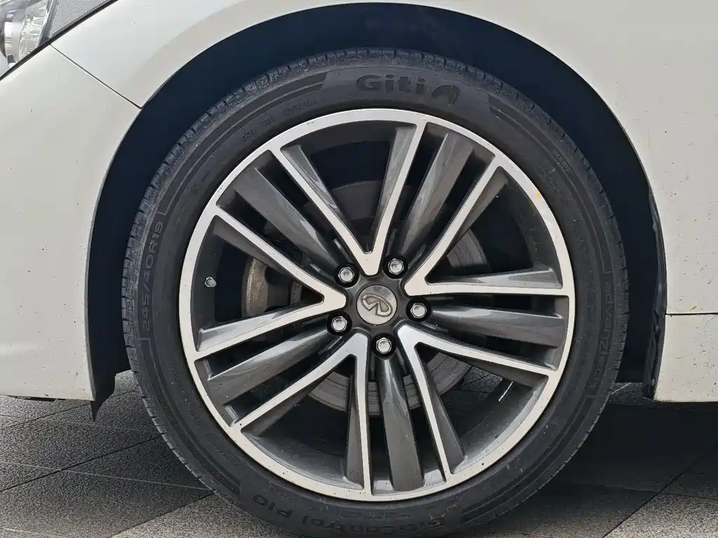 Infiniti Q50L 2015 — фото 11