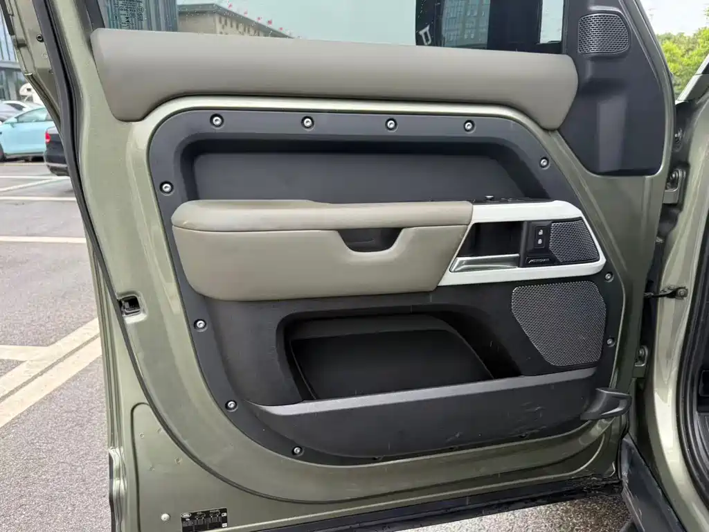 Land Rover Defender 2021 — фото 17