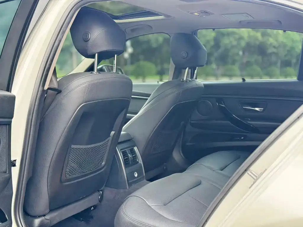 BMW 3 Series 2019 — фото 10