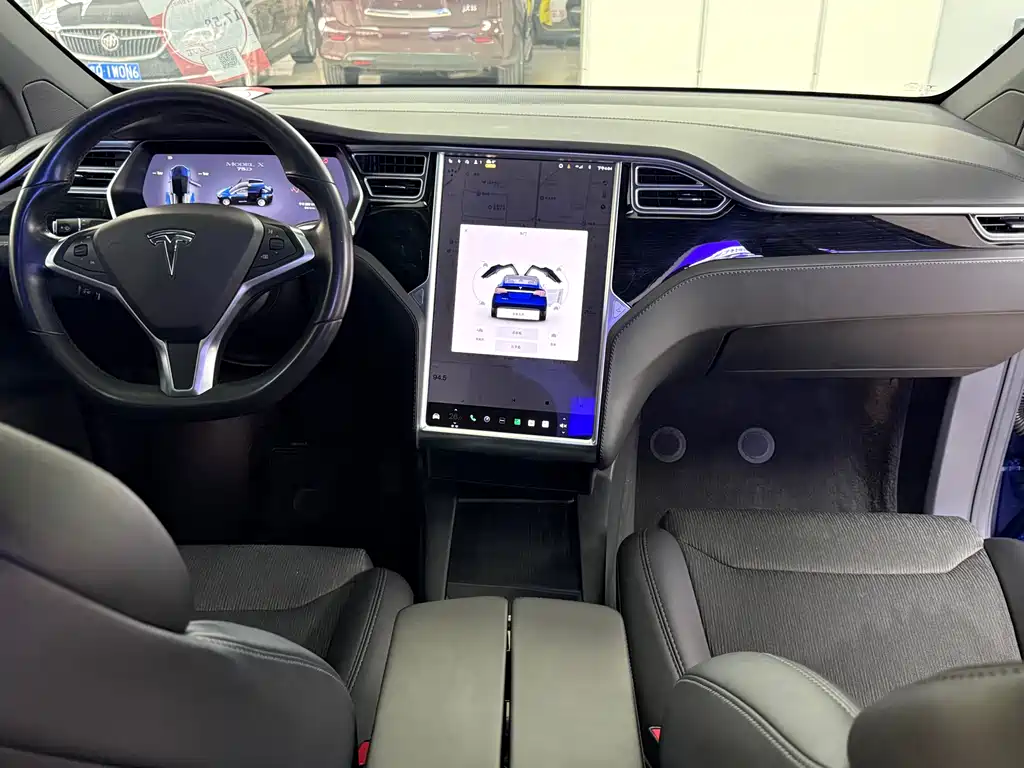 Tesla Model X 2018 — фото 11