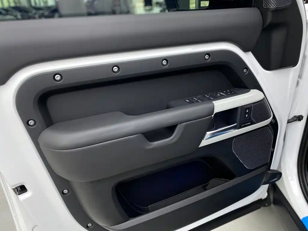 Land Rover Defender 2024 — фото 19