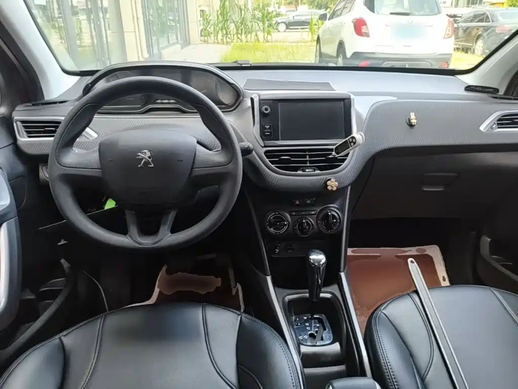 Peugeot 2008 2016 — фото 10