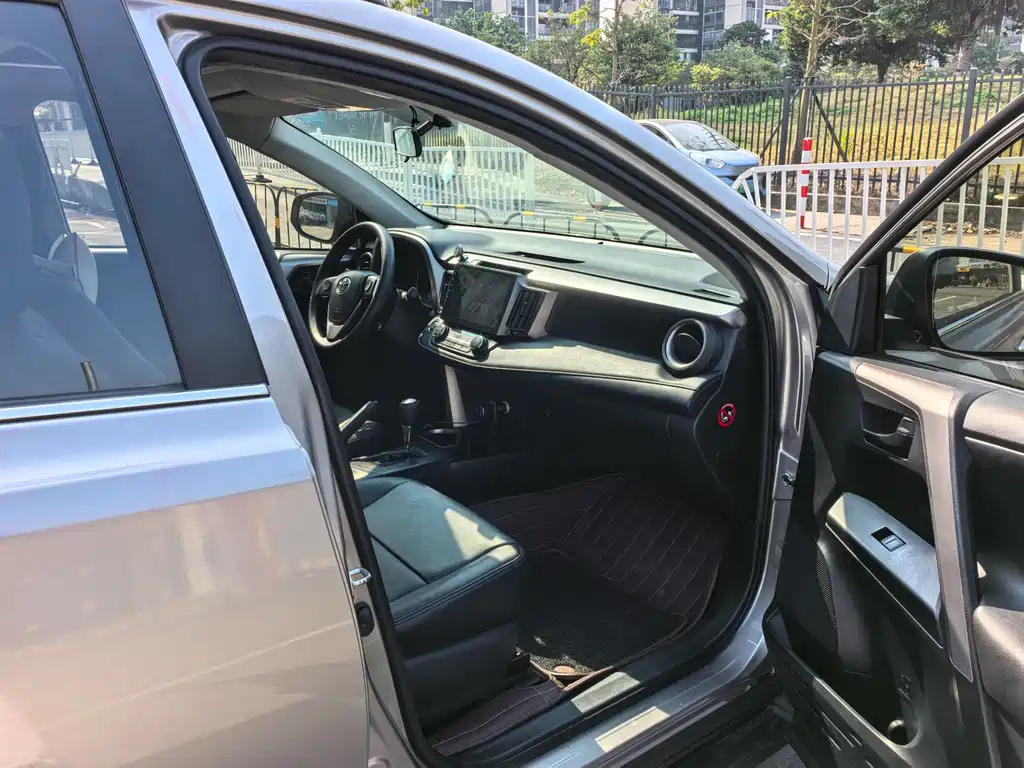 Toyota RAV4 2019 — фото 13