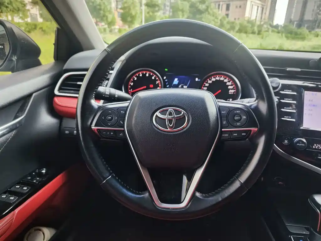 Toyota Camry 2018 — фото 12