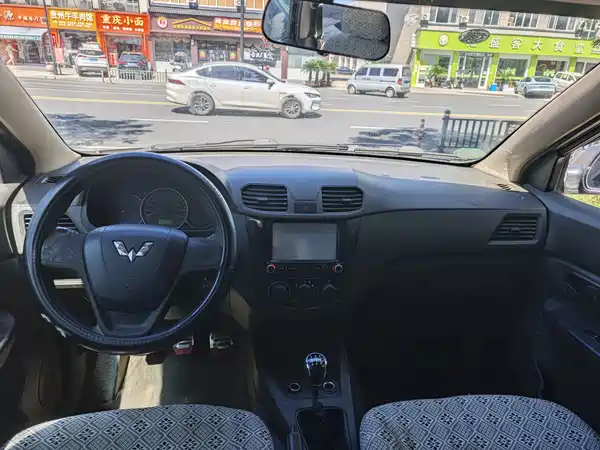 Wuling Hongguang 2015