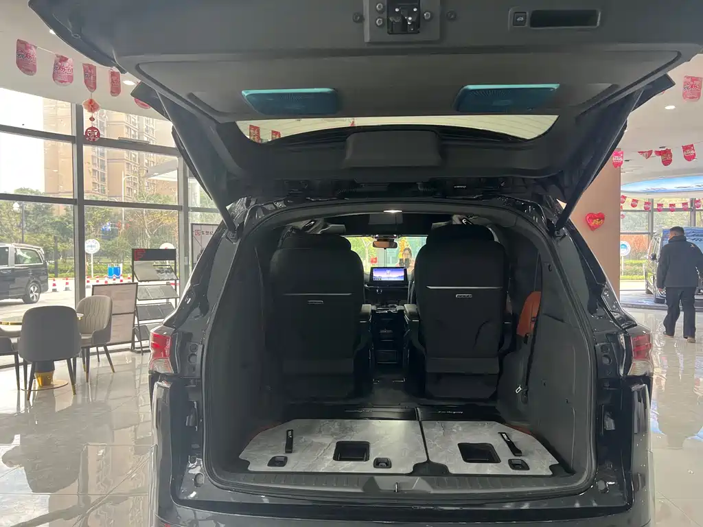 Toyota Granvia — фото 19