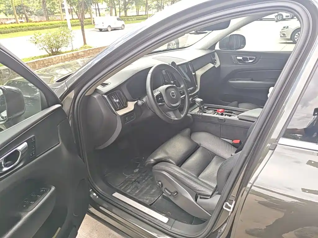 Volvo XC60 2020 — фото 16