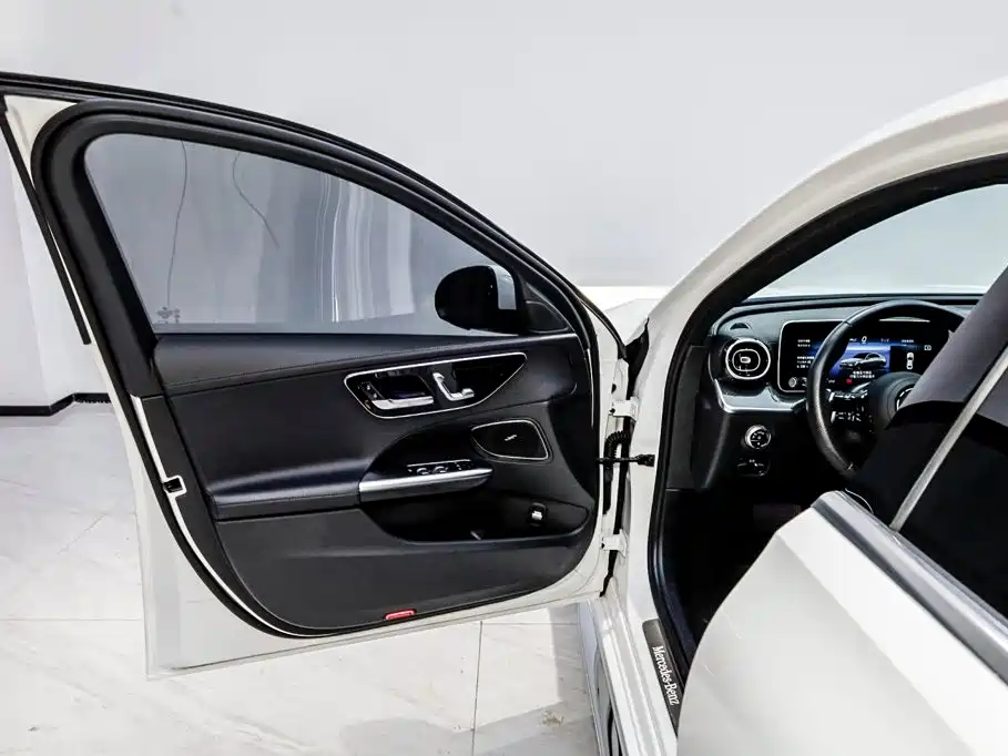 Mercedes-Benz C-Class 2023 — фото 7