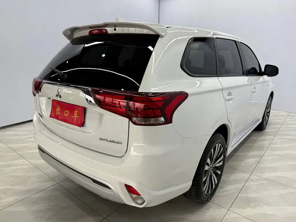 Mitsubishi Outlander 2022 — фото 4