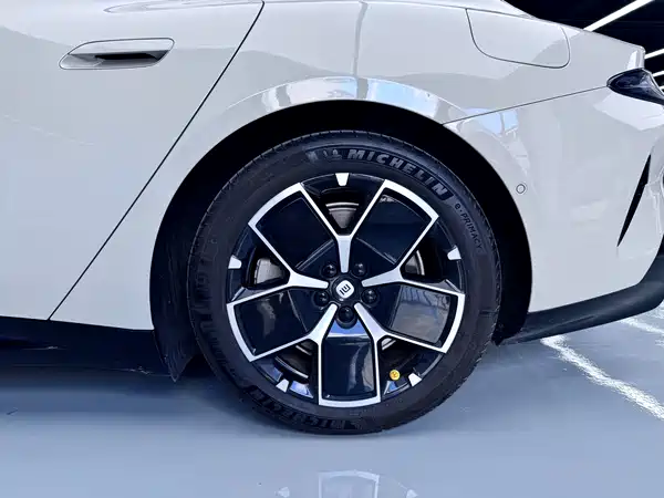 Xiaomi SU7 2025