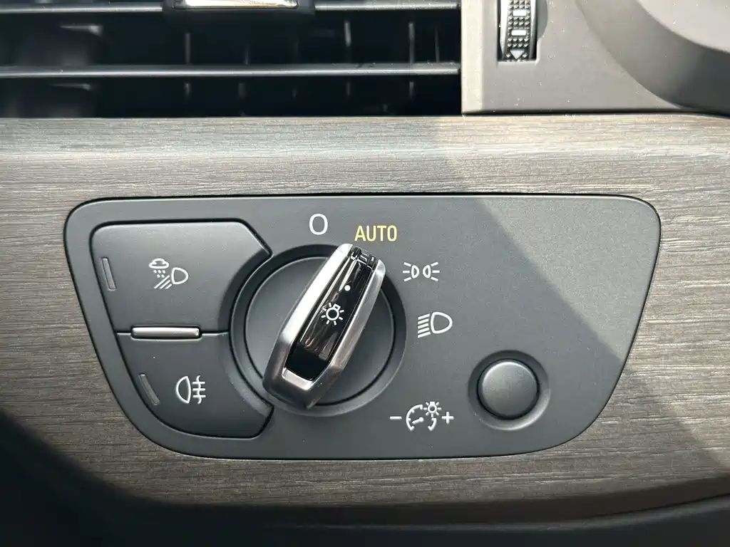 Audi A4L 2018 — фото 23