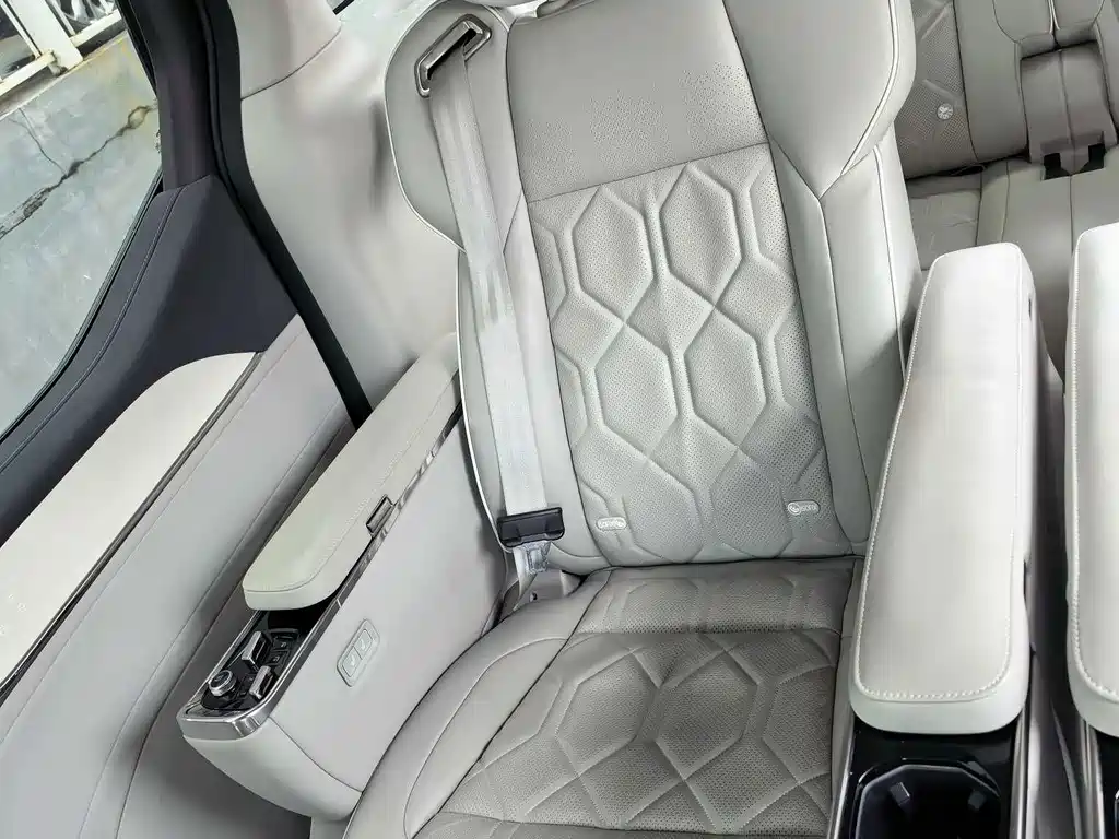 Volvo EM90 2024 — фото 14