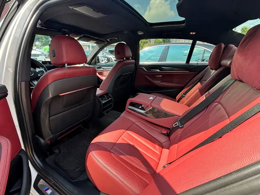 BMW 5 Series 2019 — фото 13