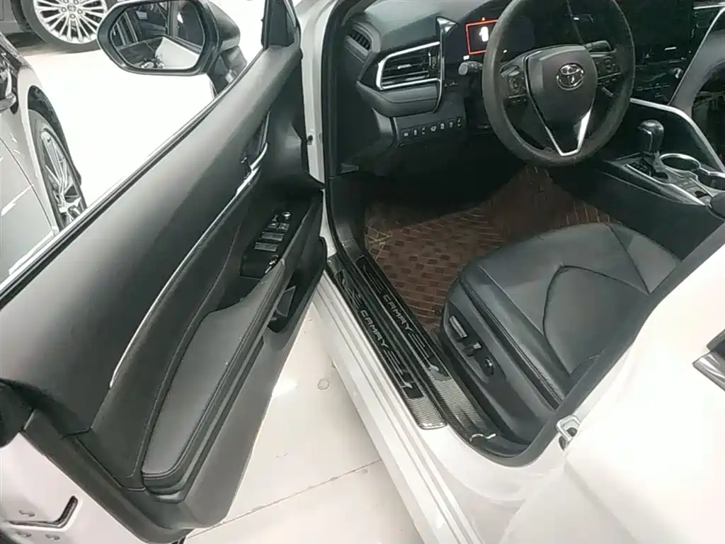 Toyota Camry 2023 — фото 16