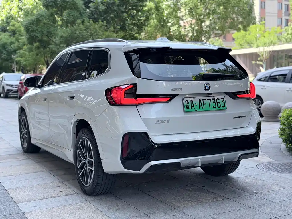 BMW iX1 2025