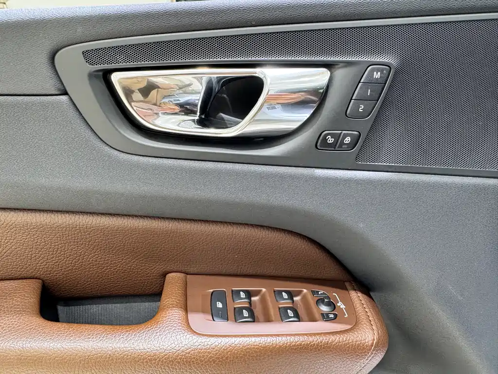 Volvo XC60 2019 — фото 14