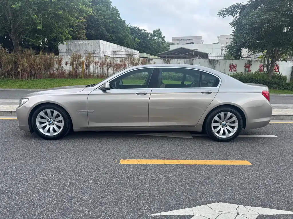 BMW 7 Series 2011 — фото 2