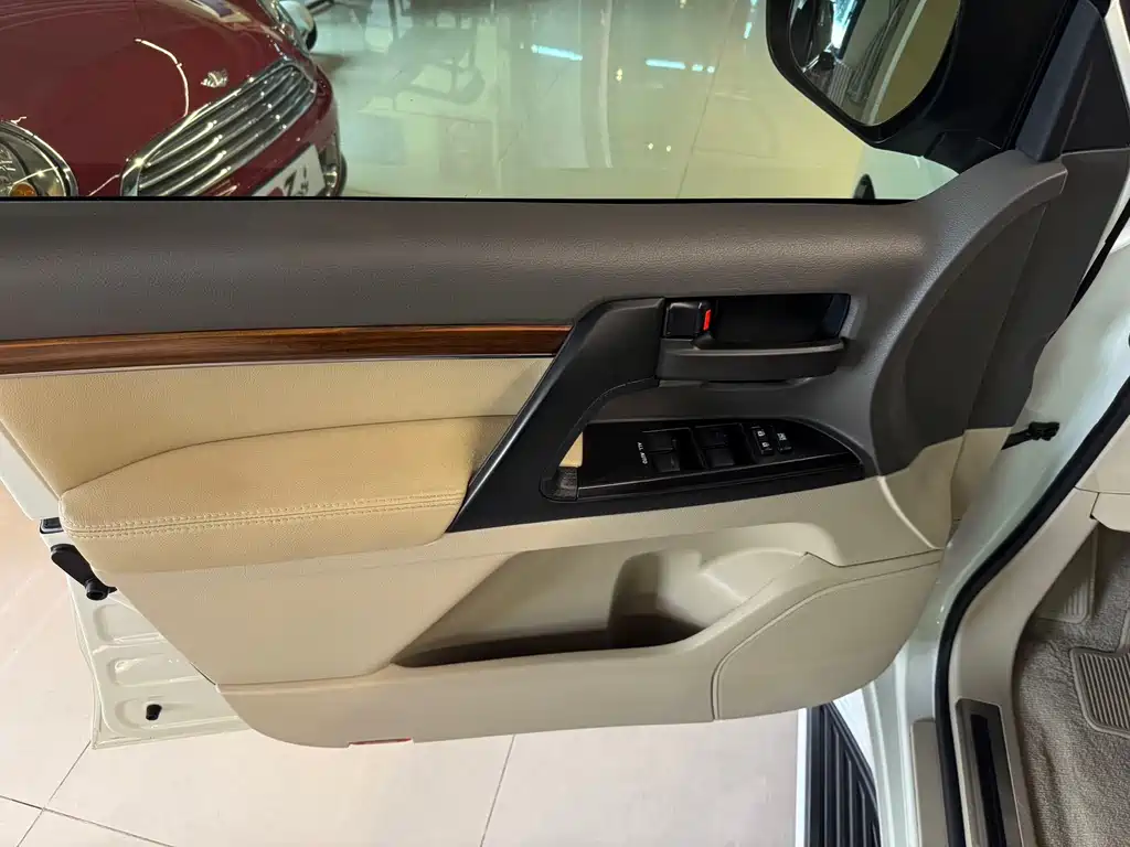 Toyota Land Cruiser 2018 — фото 10