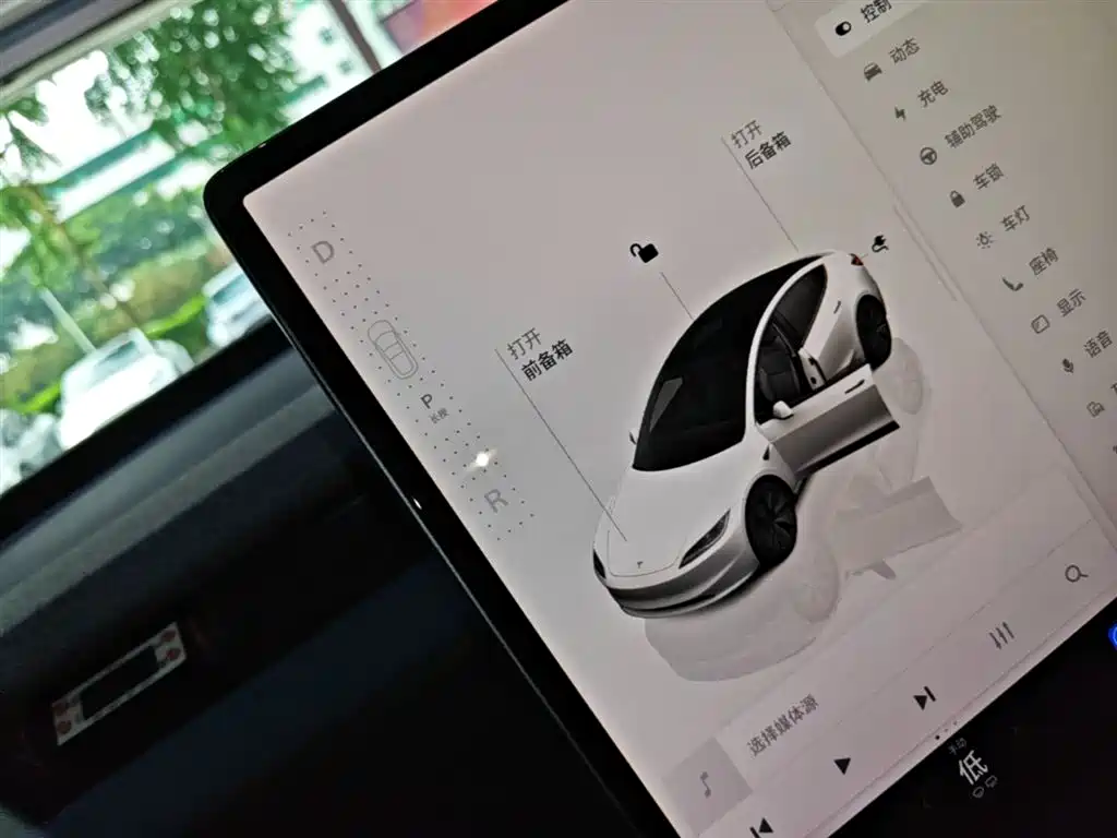 Tesla Model 3 2025 — фото 14