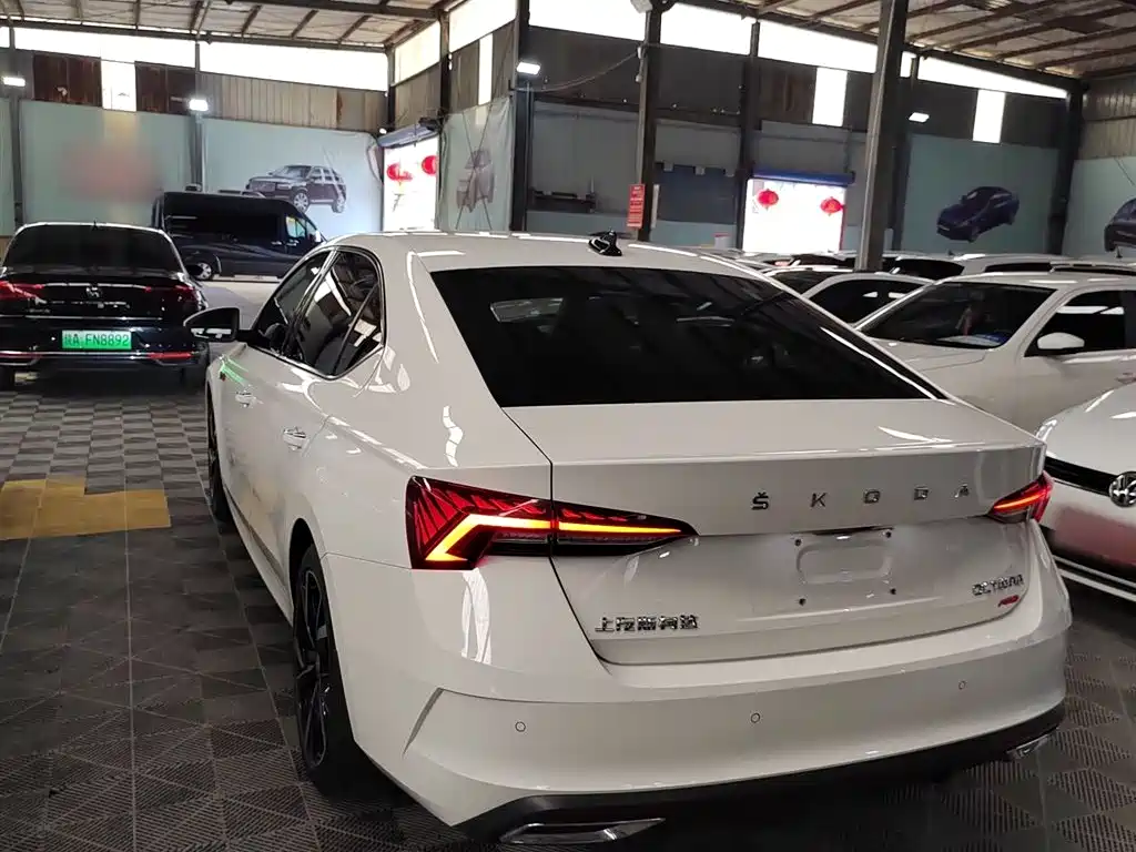 Skoda Octavia 2021 — фото 15