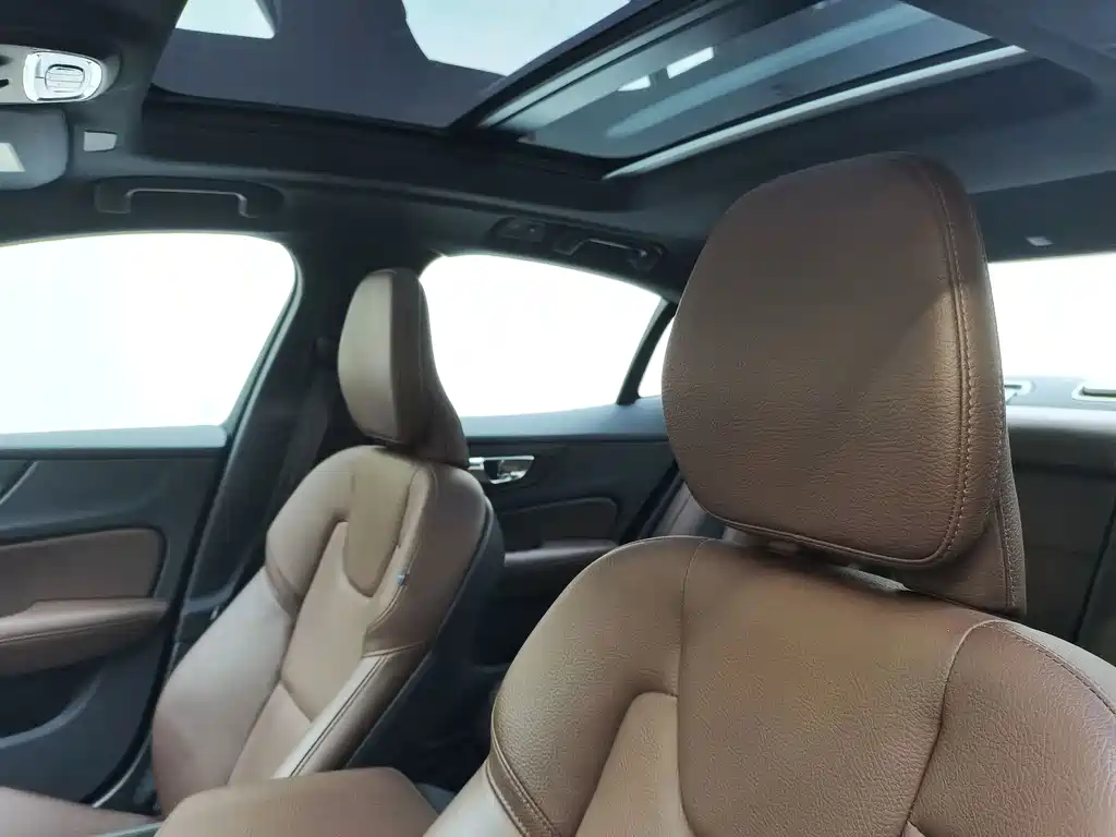 Volvo S60 2022 — фото 12