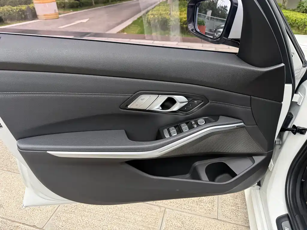 BMW 3 Series 2019 — фото 17
