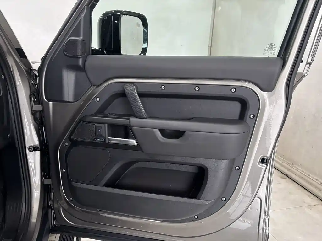 Land Rover Defender 2025 — фото 27