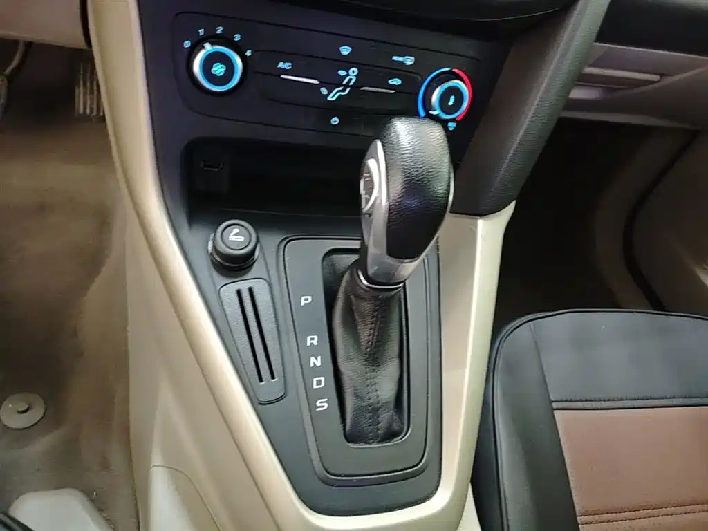 Ford Focus 2015 — фото 14