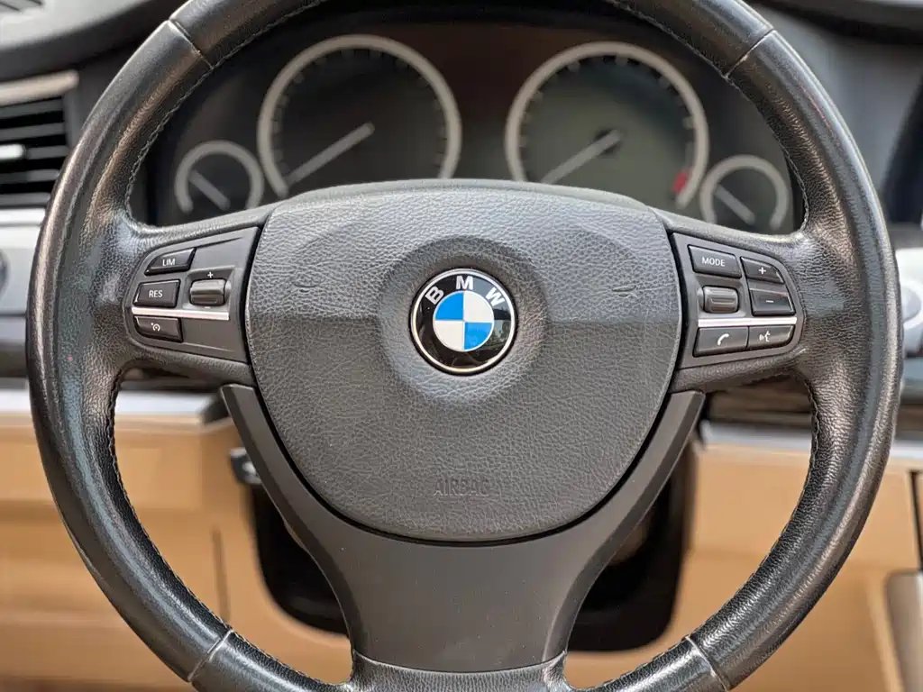 BMW 5 Series GT 2013 — фото 12