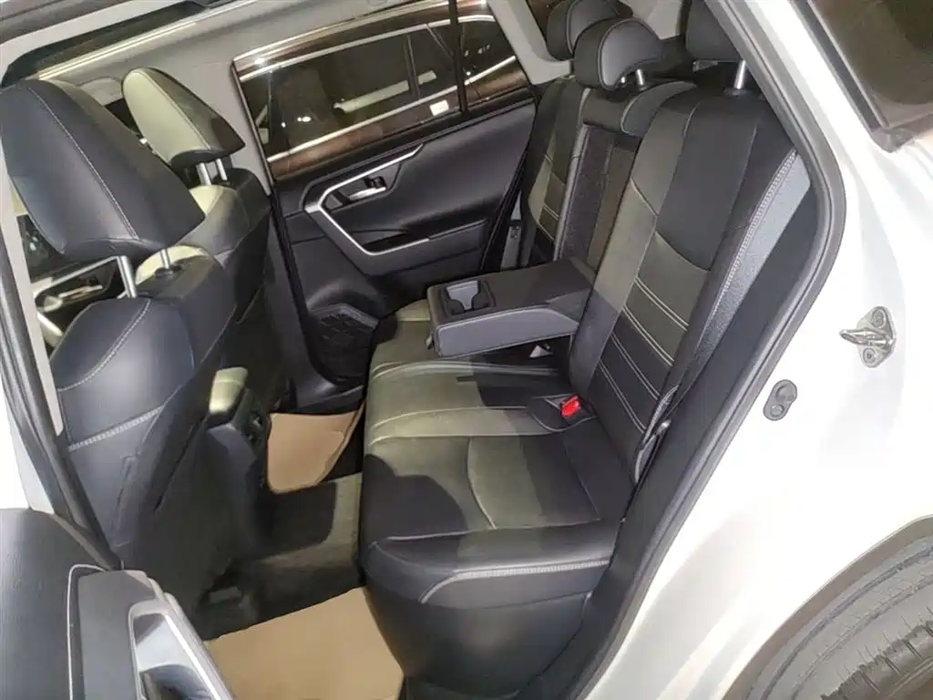 Toyota RAV4 2021 — фото 17