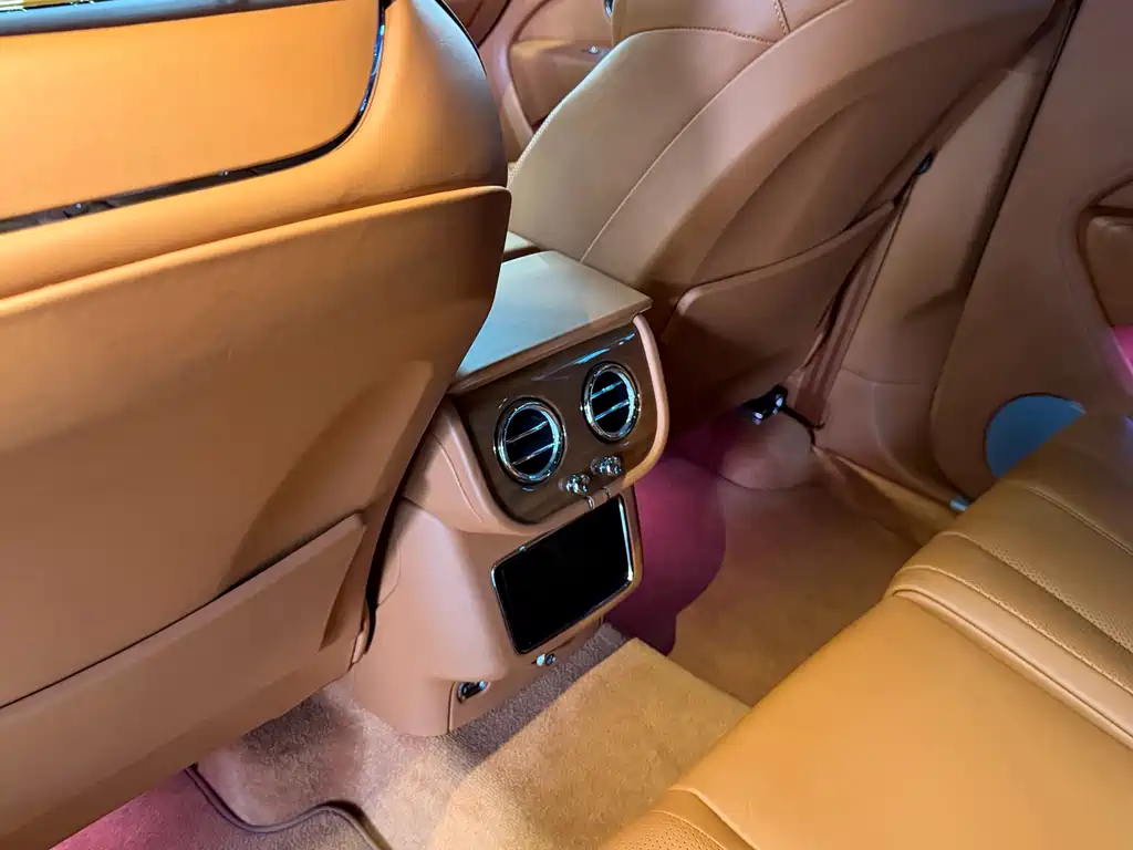 Bentley Bentayga 2021 — фото 15
